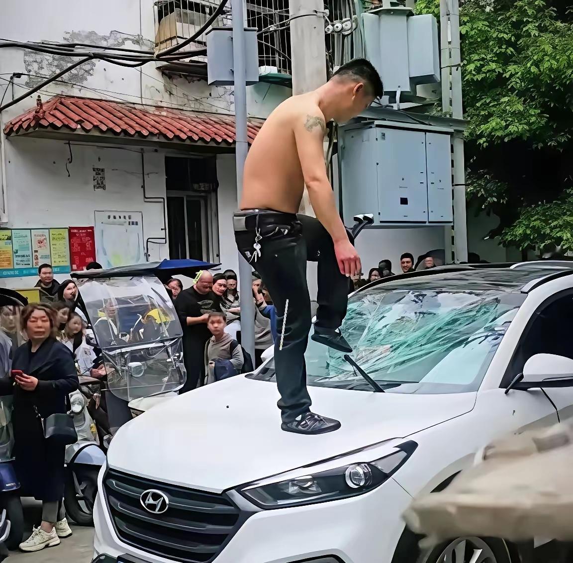 四川阆中33岁砸车的那个事儿，我又去查了一下，一查气得拍断大腿，他有一个比砸