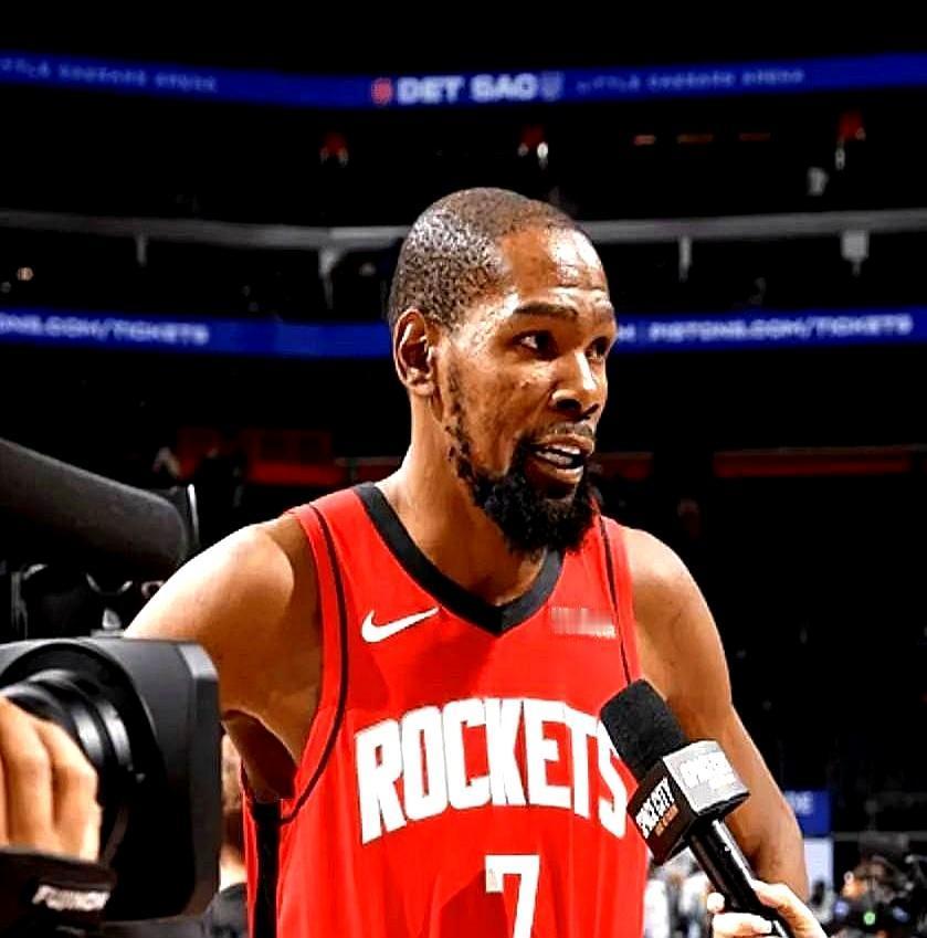 杜兰特这哥们儿，现在成了NBA历史上挣钱最多的球员。生涯总薪水马上奔着6亿美金去