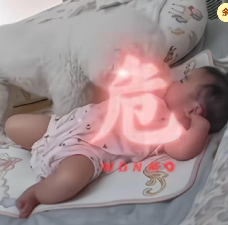 狗狗趁女子不注意偷偷跑上床，竟多次对着宝宝的嘴舔来舔去，网友说，这是一种很危险