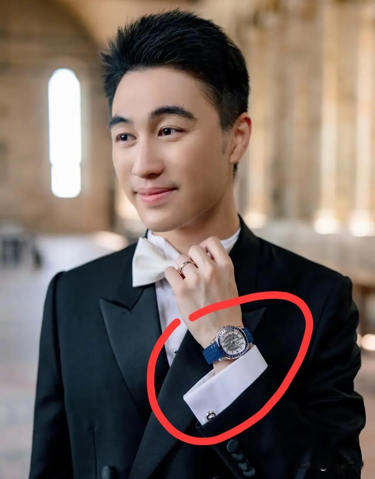何猷君大婚佩戴的蓝盘腕表迅速走红，这款百达翡丽蓝宝石腕表行情涨到四百多万。腕表表