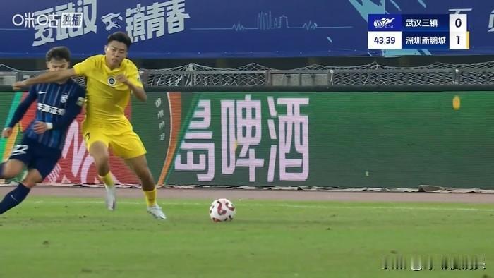 必须严查！张雷这是演都不演了吗？深圳新鹏程杨一鸣拼抢中无意肘部击到对手脸部，