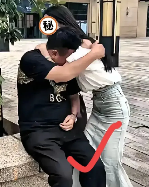一对恩爱夫妻，离婚后走在大街上，被路人围观了。只见男方走上前，轻声说道：“我们能
