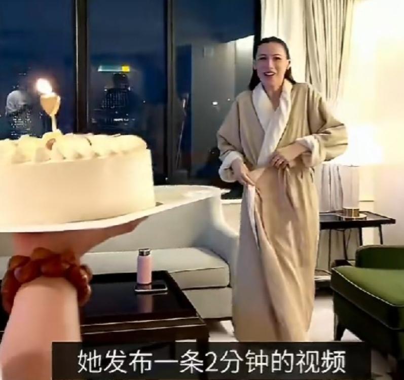 38岁生日这天，梁洛施晒出一张十指紧扣照，评论区全在说同一句话：她终于熬出头了