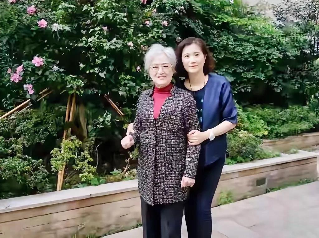 2019年6月，93岁的王文娟和女儿孙庆原在自家门前留下这张合影。她