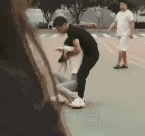 太丢人了！女朋友生气了，男孩怎么都哄不好女子，女子变本加厉，一头撞向行驶中的出租