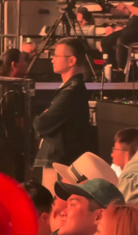 孙燕姿演唱会老公纳迪姆一直都在，打扮清爽，看着比以前更帅了，他怎么越来越帅呢？