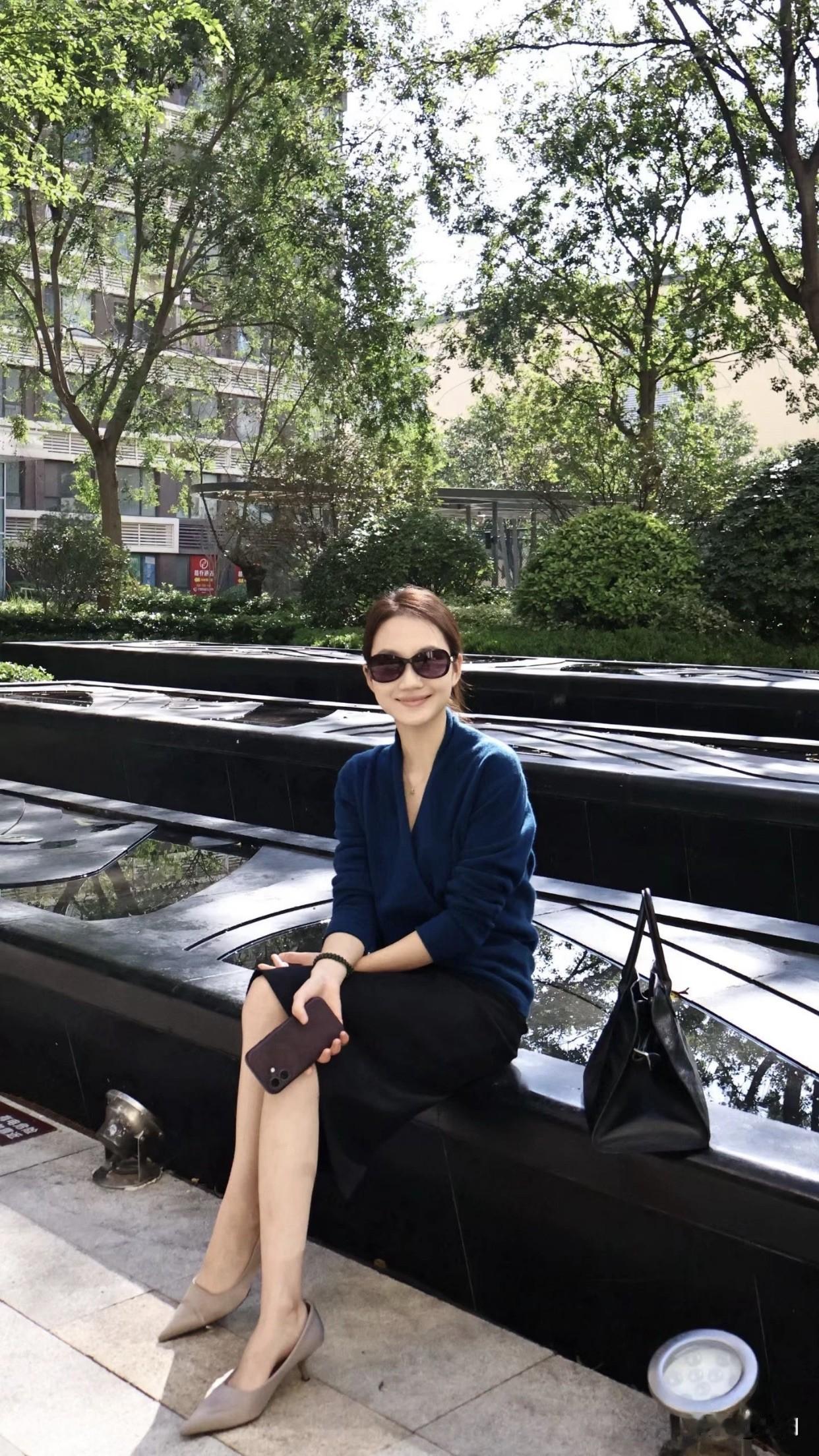 精神独立也重要。遇到问题能自己思考解决，不依赖别人拿主意。要是啥都指望别人，哪天