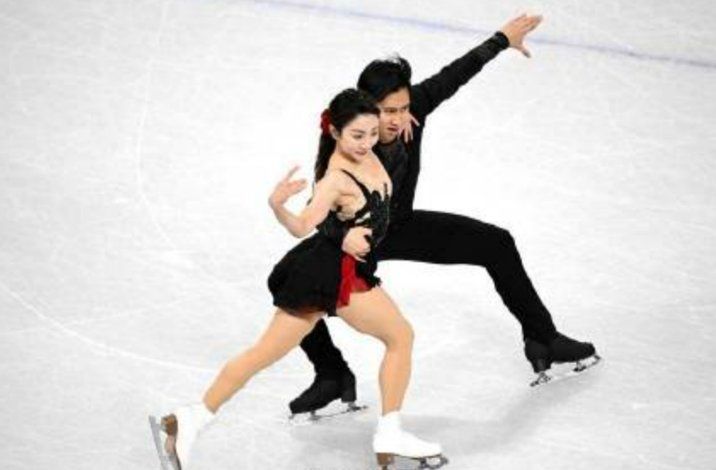 2月16日凌晨，在意大利米兰滑冰馆进行的花样滑冰双人滑短节目比赛上，上届双人滑奥