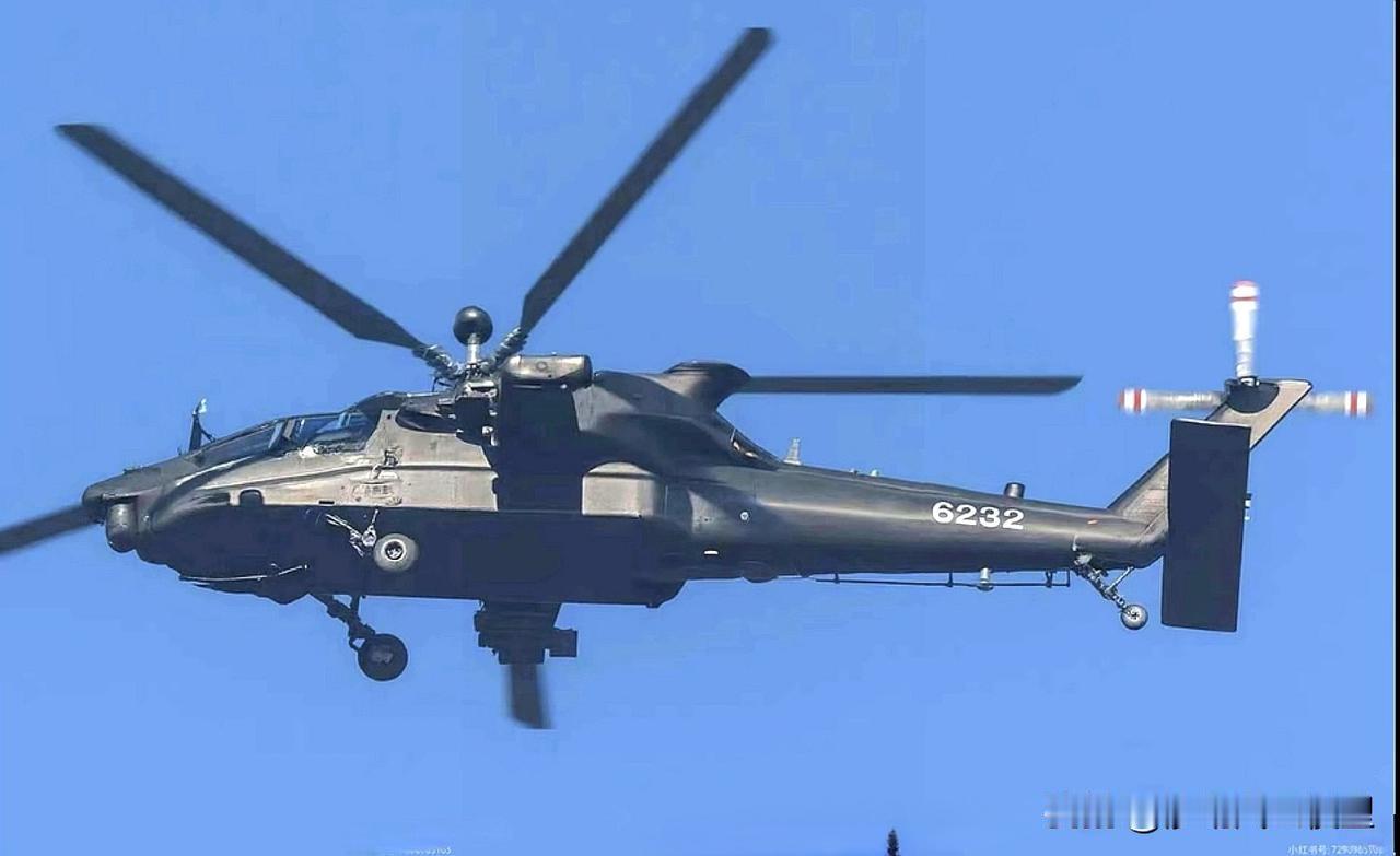 全球又一款重型武直即将入役，那就是WZ-21了，这两张图展示了这款直升机不同的试