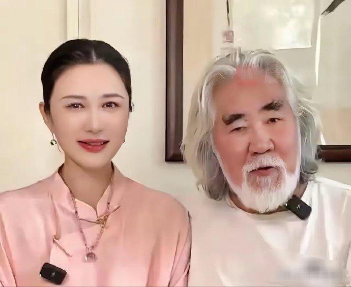我们来理理张纪中这一家子的关系网：张纪中（74岁）和杜星霖（43岁）是