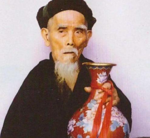 “中国长寿之王”龚来发，一辈子没有娶妻活到了133岁，令人费解的是，他有一