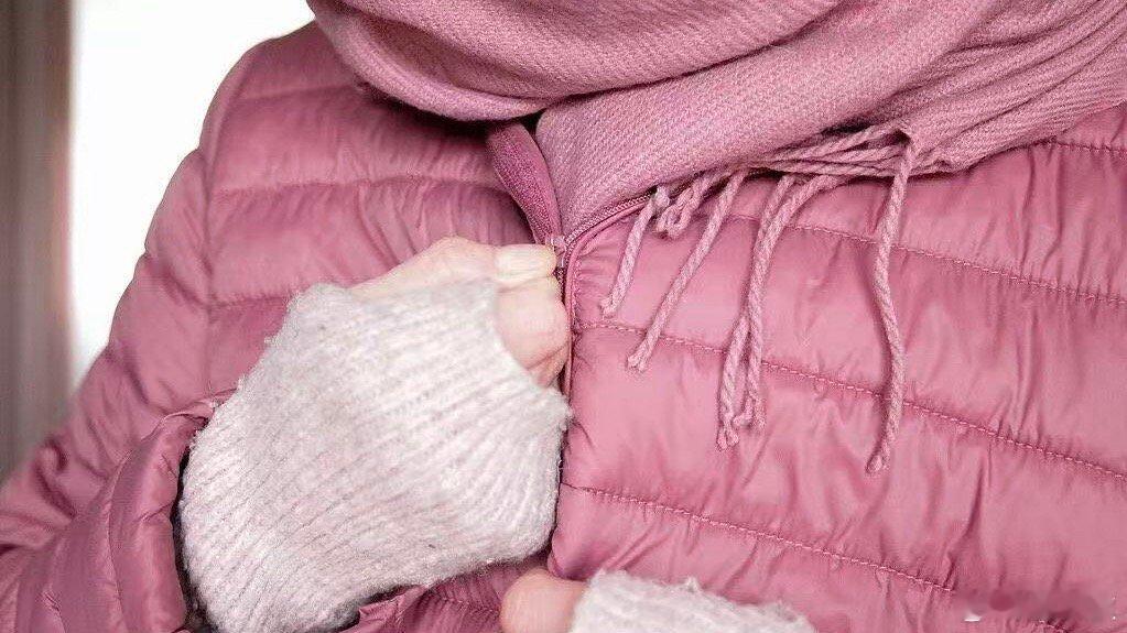 300元以下别买羽绒服这两天，你应该看到铺天盖地的羽绒服广告了吧。我劝你，300