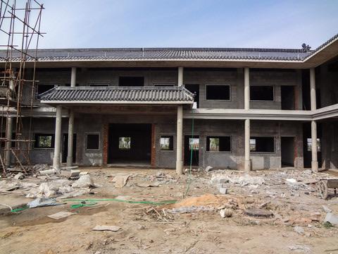 10月24日,河北承德滦平县居民发视频称,其所住单元楼一楼发生沉降。事发时,住户