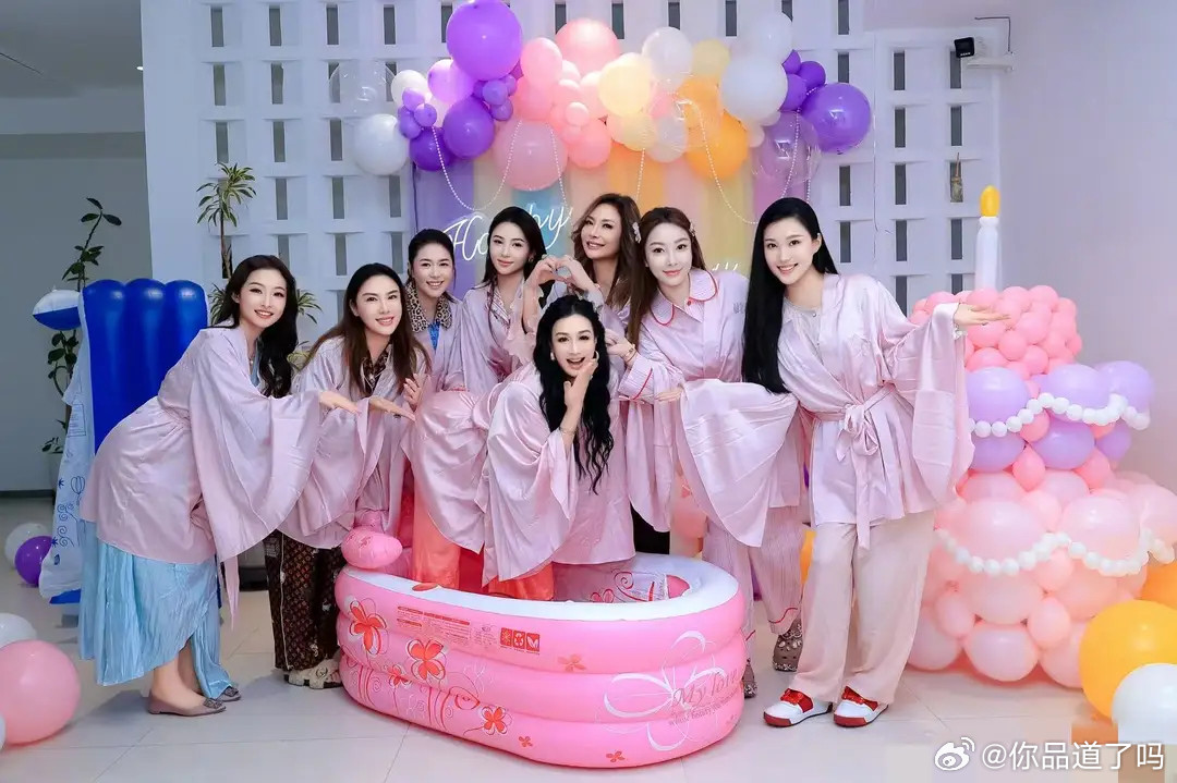 钟丽缇55岁生日在家开睡衣趴，果然美丽的背后是厨房乱成一片，她和俩女儿切烤全羊！