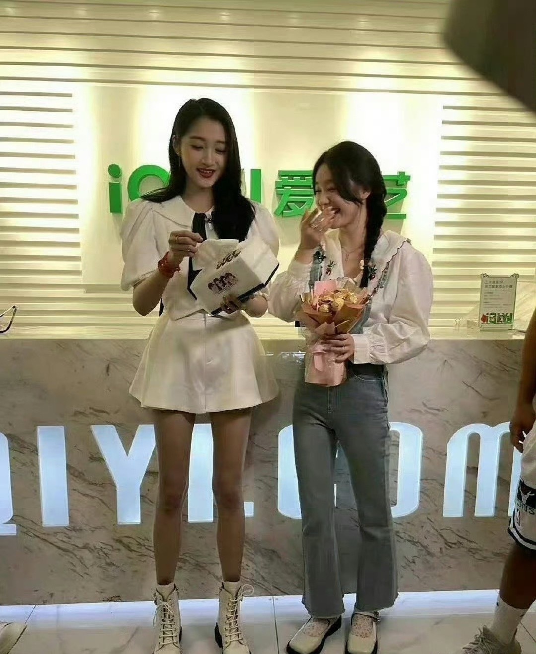 我去，这是关晓彤的腿吗？真的又细又长