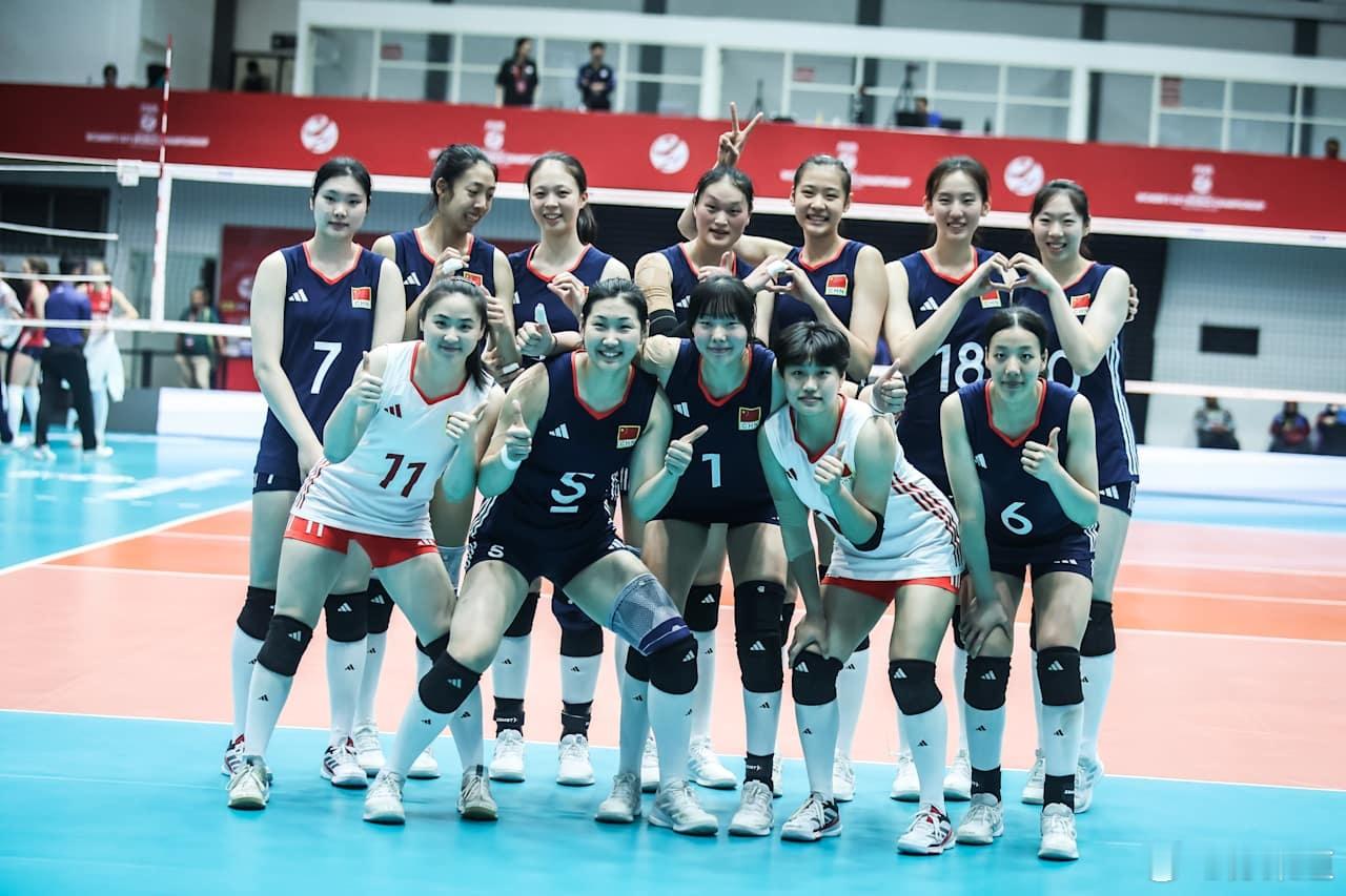 2025年世界U21女排锦标赛中国队3-1克罗地亚队赢球后合影中国U21