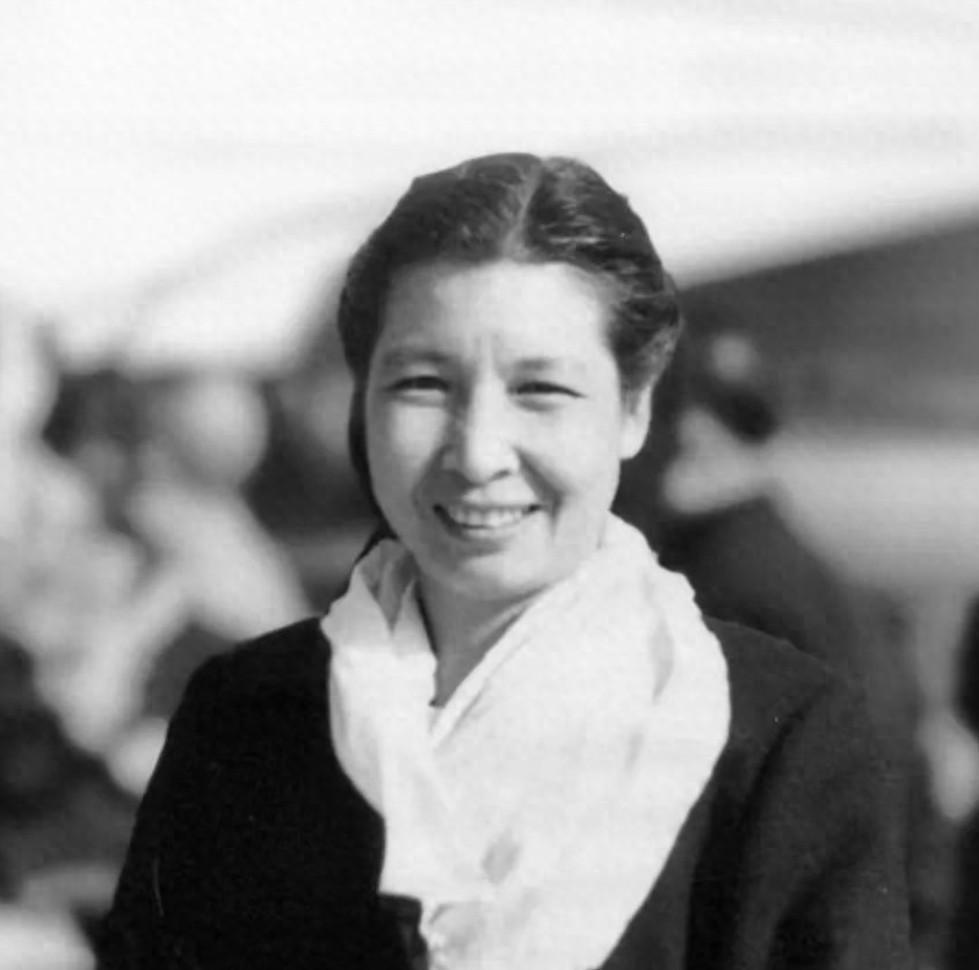 1987年，曾志重返阔别已久的井冈山，刚踏上故地便热泪盈眶，感叹与来发重逢的画面