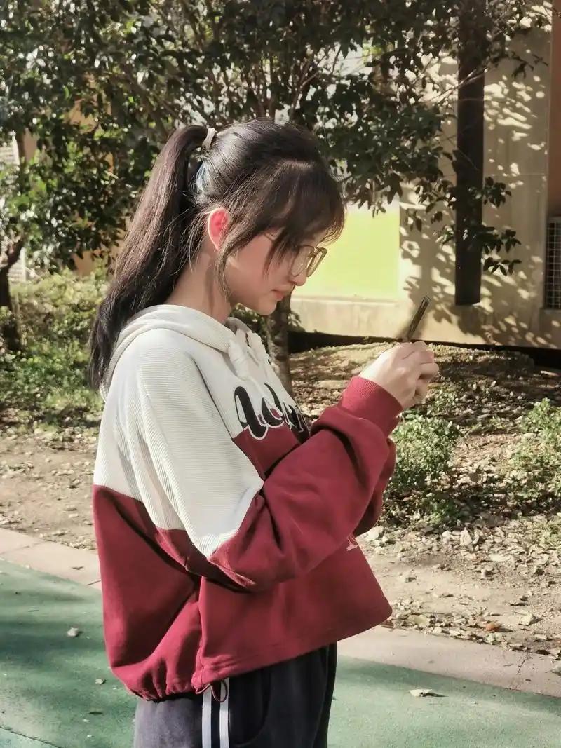 有个事儿挺让人堵心的。一个初中女生，住校，爸爸没了，妈妈一个人养她，还要照顾