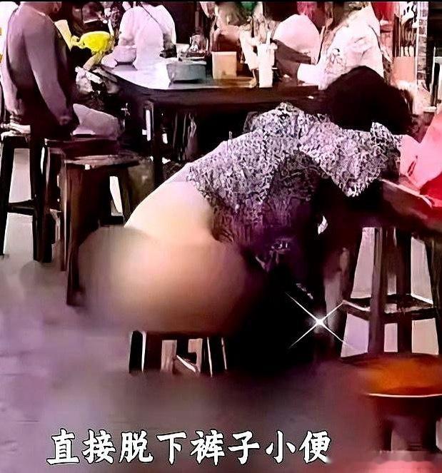 看看这女的喝了多少，醉成这样，竟然在公共地方小便，真是太丢人了。有个女的喝醉了，