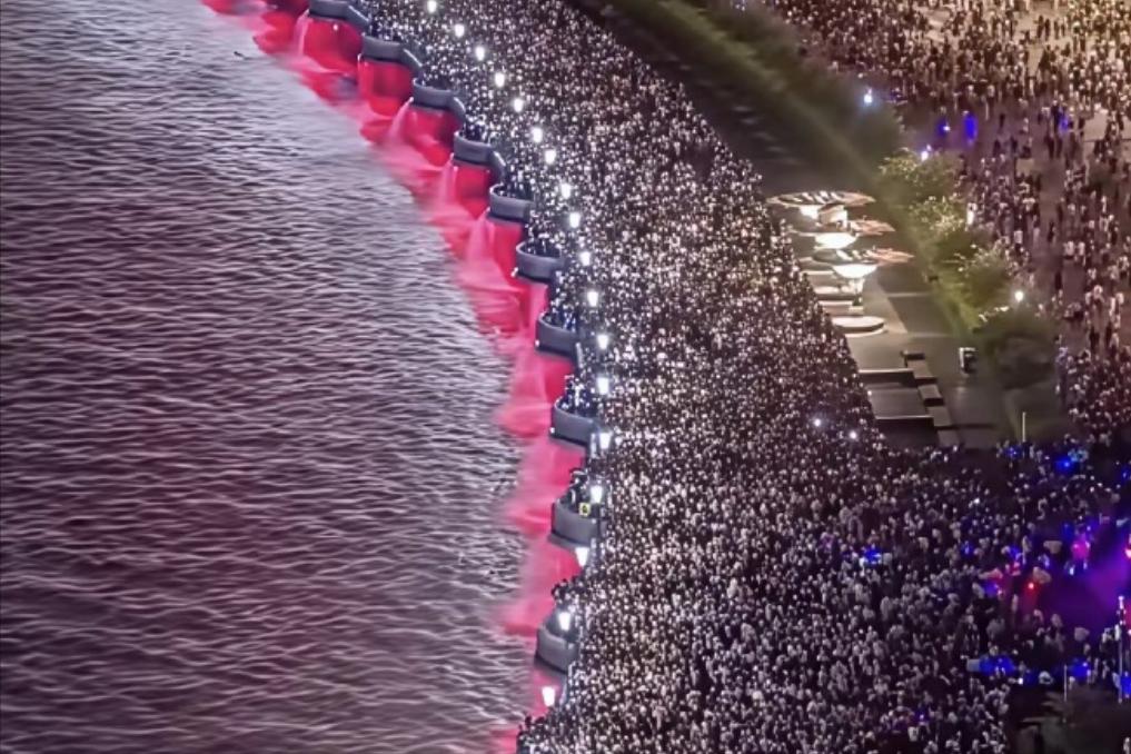 国庆挤爆榜单出炉！这6个景区人潮直接拉满。国庆假期旅游热度直接炸锅，六大