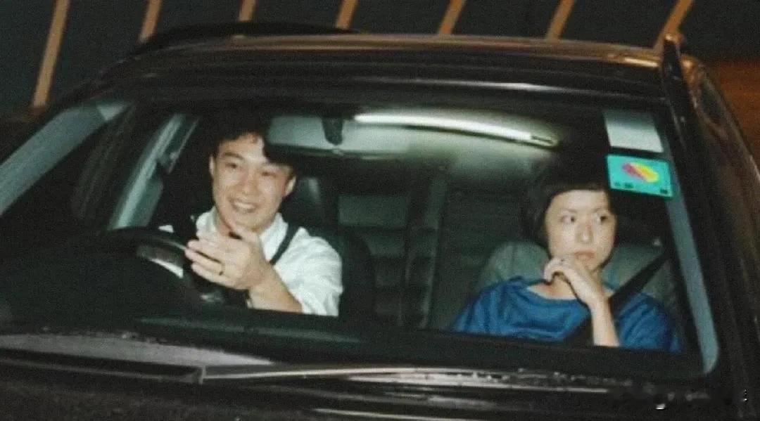 年轻时候的陈奕迅和徐濠萦，1996年，他们在朋友何超仪家的聚会上认识，互生好感后
