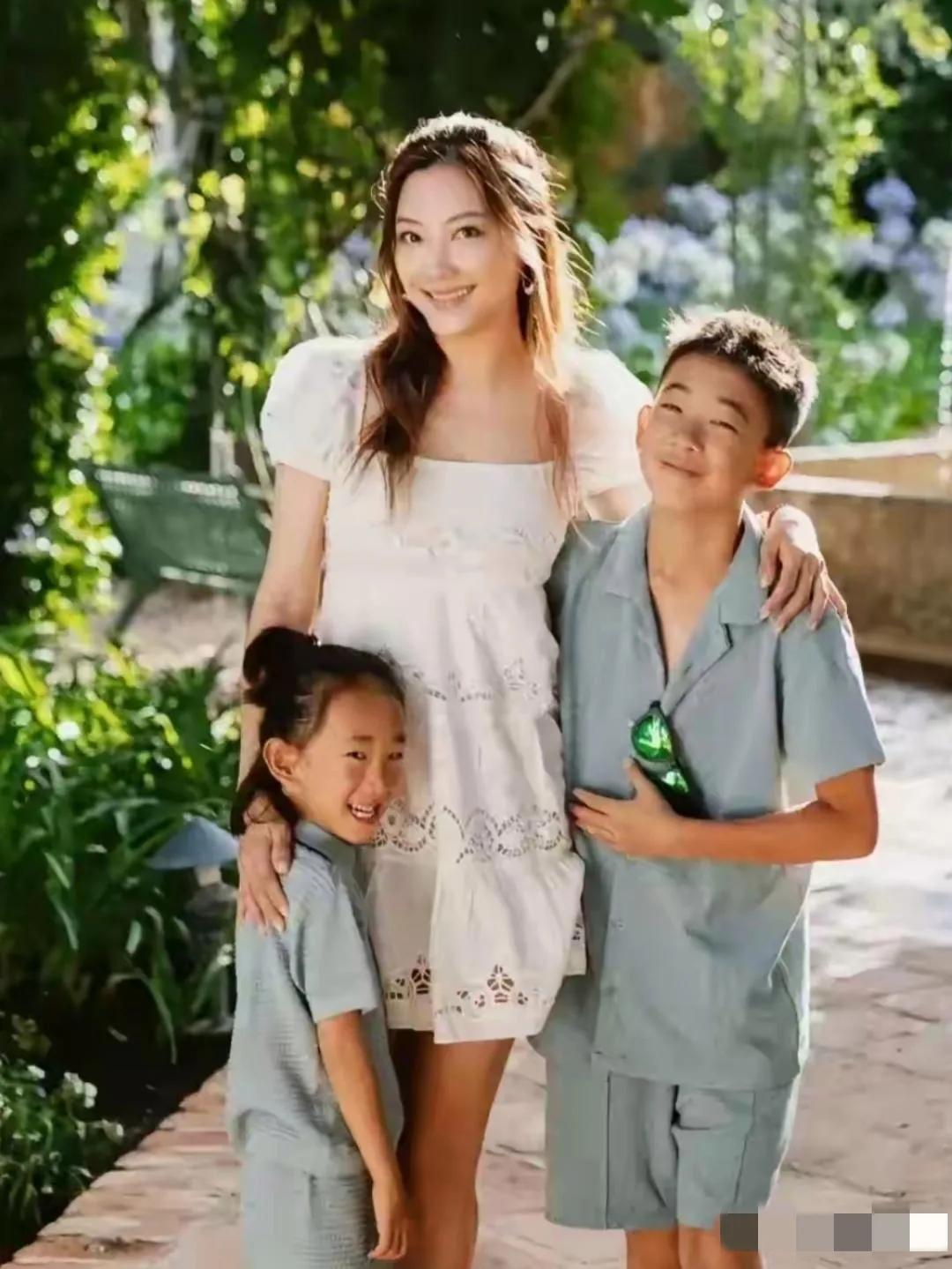 哇哦，陈小春应采儿的孩子们一点儿也没随妈妈的美貌哈，都与小眉小眼，皮肤偏黑的爸爸