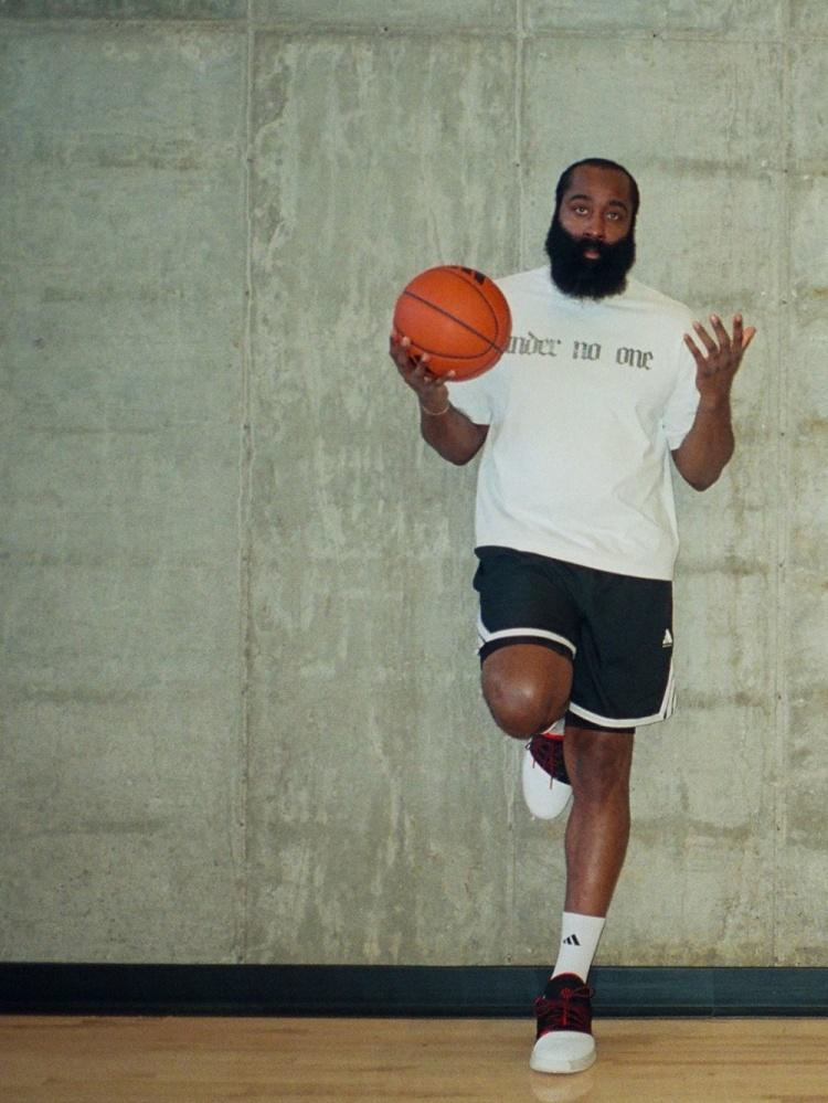哈登新赛季开场不久，就可能同时摸到两块里程碑！NBA官方数据显示，他生涯常规赛