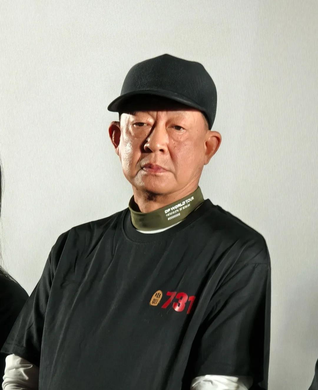 都说岁月催人老，但是感觉烟酒更甚啊，帅哥王志文出席《731》北京首映礼，他是真的