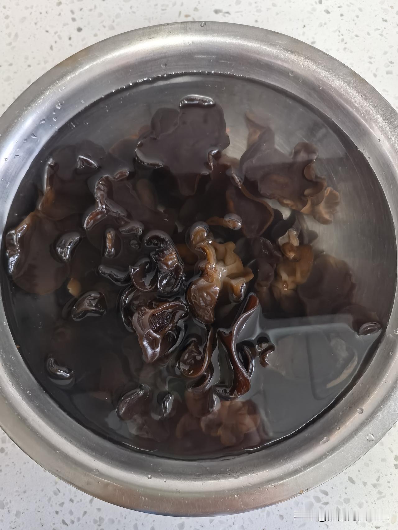 好长时间没吃木耳了，早起掏了出来，准备泡发点儿，中午圆葱炒木耳。这袋木耳，还