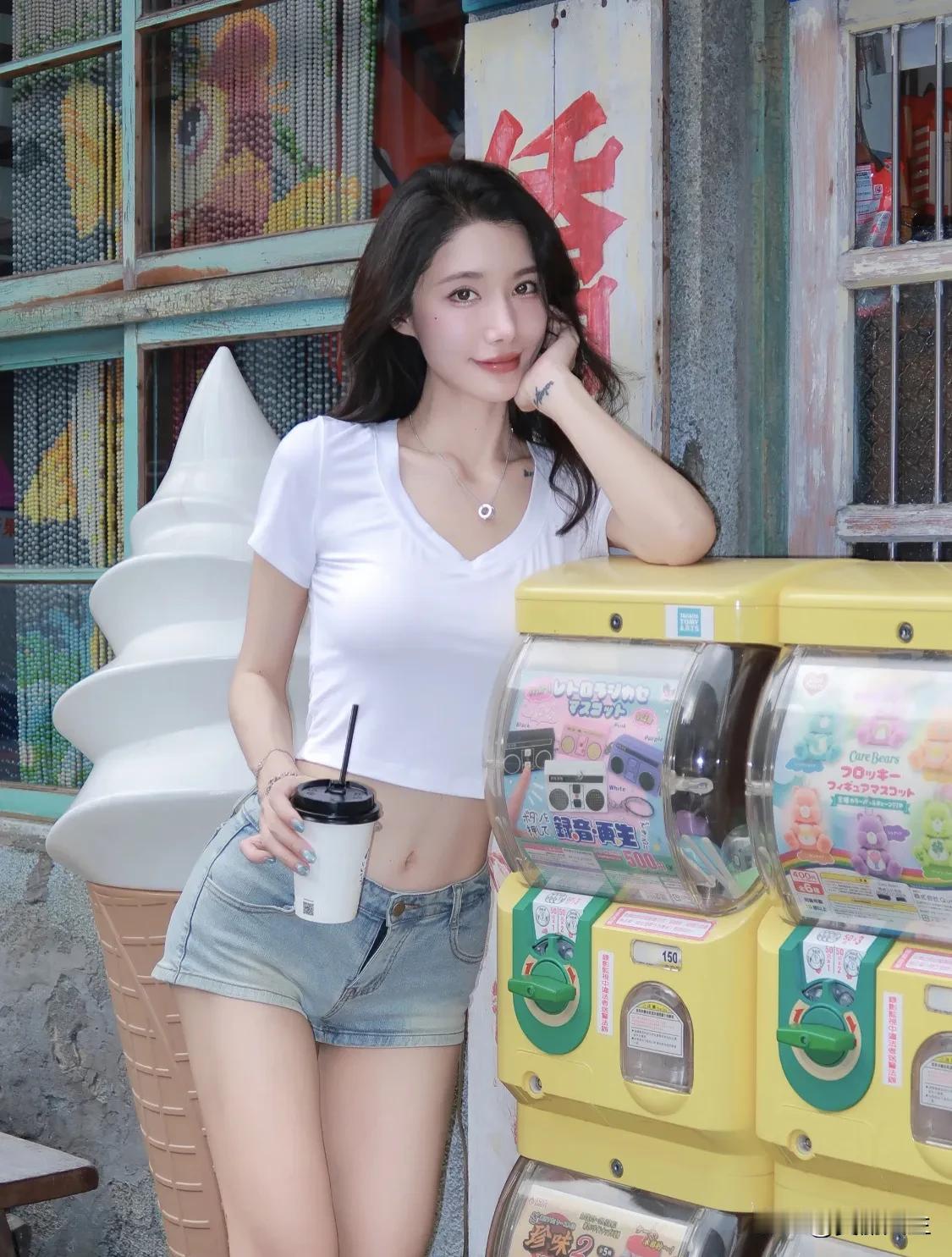 金色雕塑在屋顶边缘，穿着光滑金属连体服，头部被包裹，周围是现代建筑、树木和蓝天。