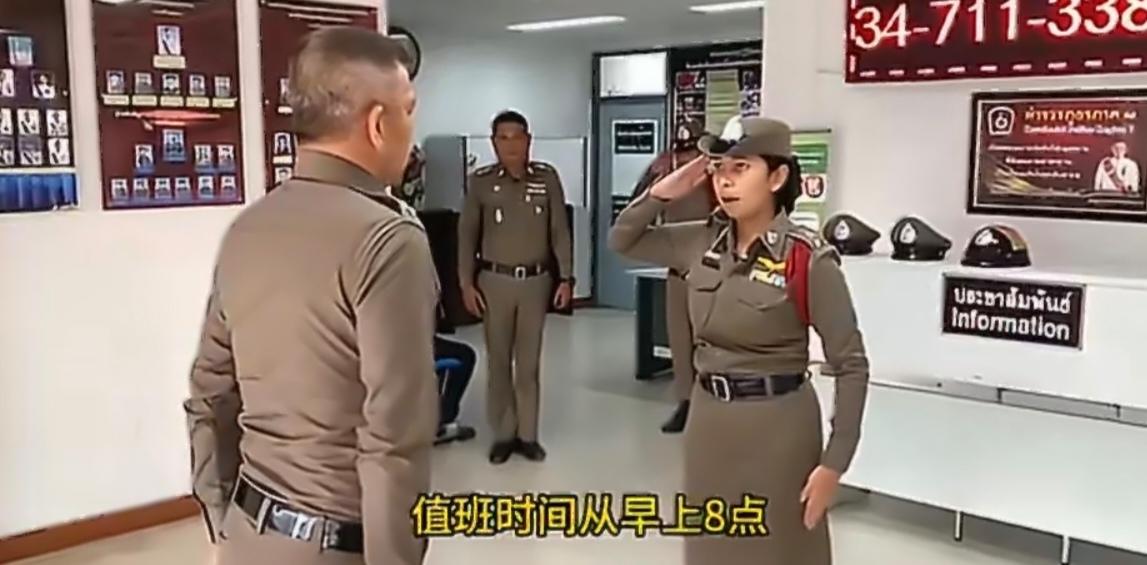 近期，一段泰国女警给长官敬礼的视频火遍全网，可爱画风收获无数网友喜爱。视频中，女