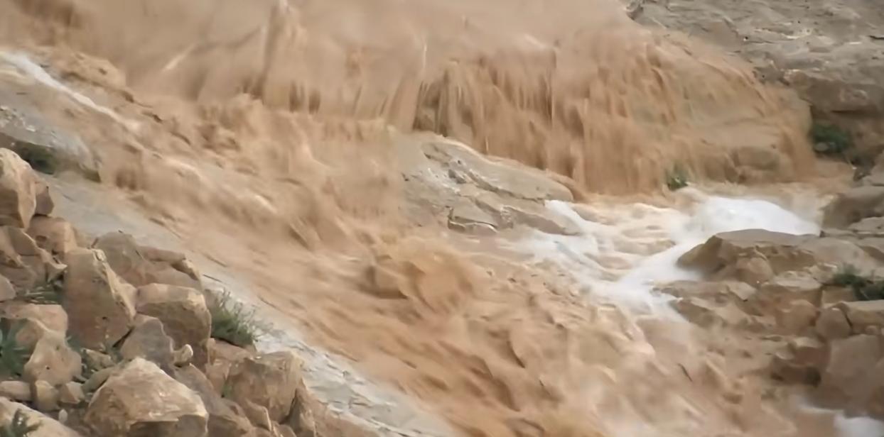 罕见！沙漠下暴雨、东北连月多雨，我国降水线真的在向北移动刷到兵团日报一条震