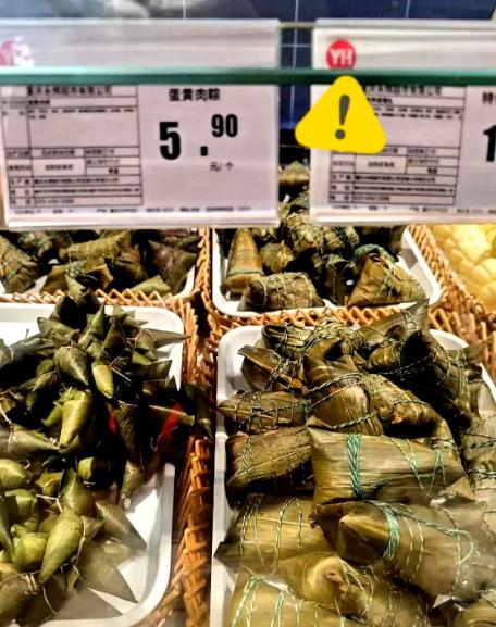 今年超市粽子堆成山却卖不动，问了熟识的理货大姐才搞明白——原来是卖货的和买货的，