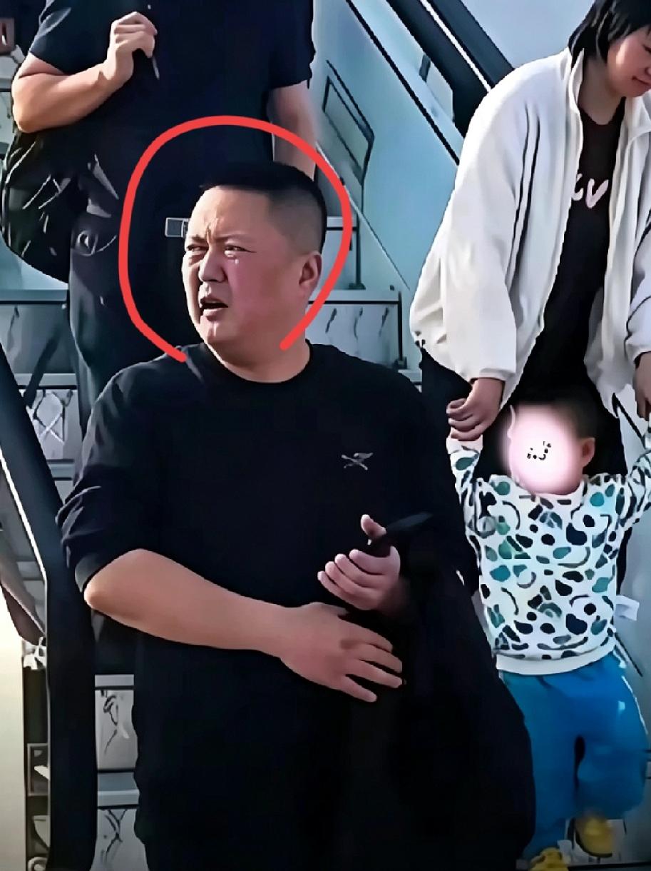 果然没让大家失望！东航逼空姐下跪的涉事男子信息曝光，网友们为东航这次硬气的处理