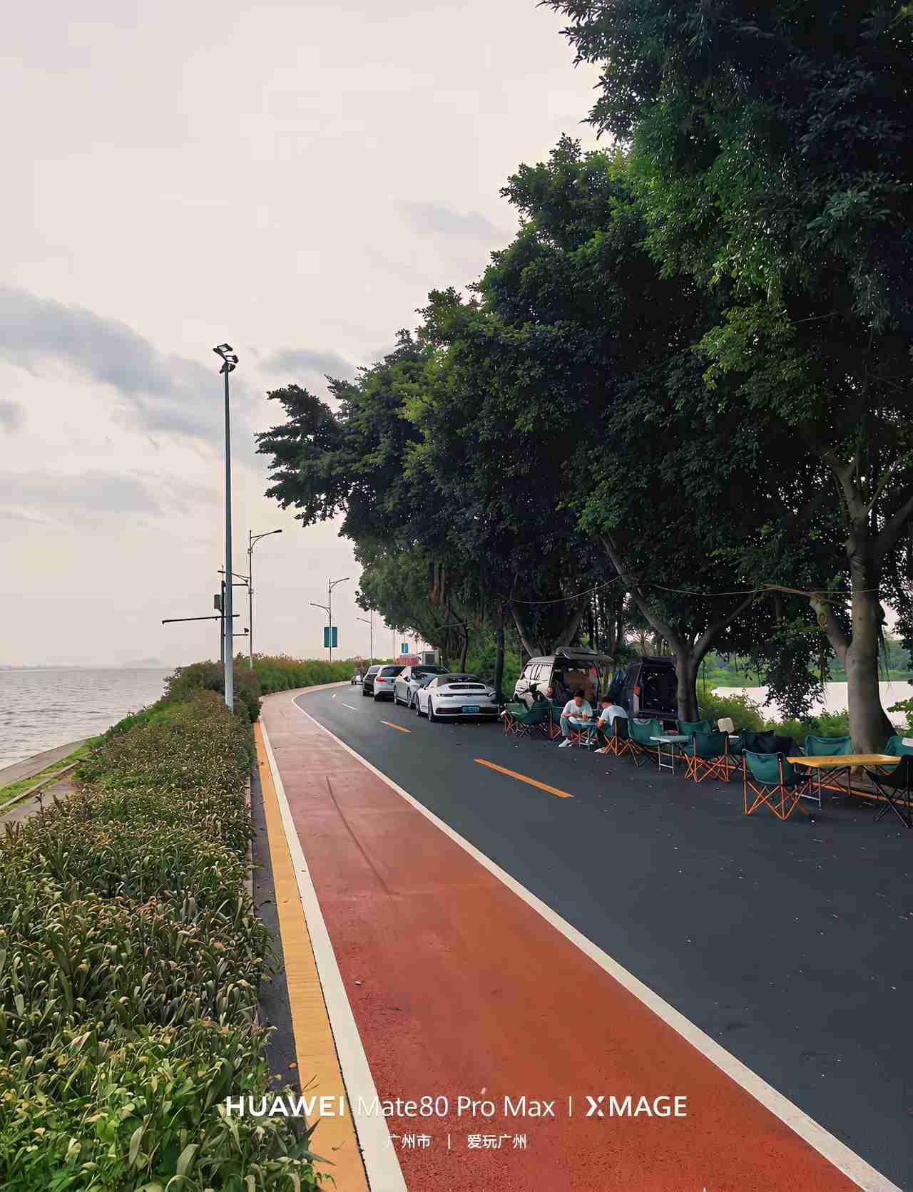 海鸥岛的风，吹凉了热闹周六下午把车停在海鸥岛的江边，熄了火就听见风卷着浪打