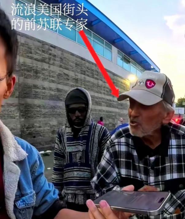 四川小伙在洛杉矶街头卖酱香饼，镜头意外拍下扎心一幕：一位曾经的前苏联军工专家流落