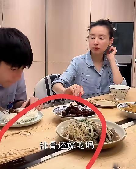 董洁家的桌子，真的是个谜！谁家桌子这么大的缝儿，就不怕东西掉下去吗？​​​