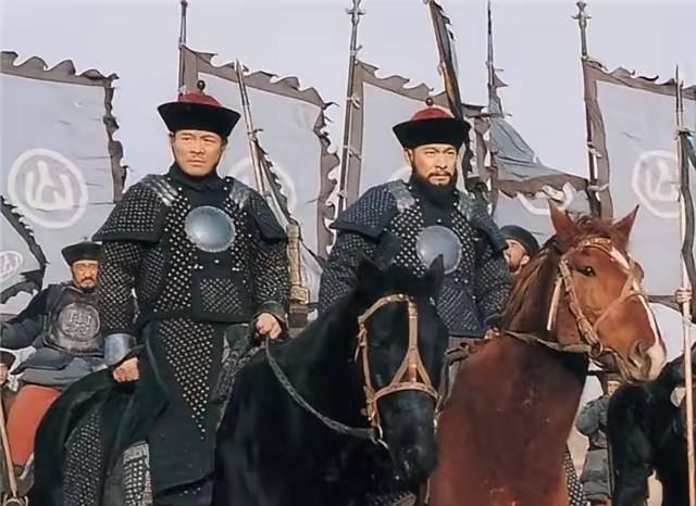乾隆亲自审问川陕总督张广泗，张广泗在拷打之下，坚称自己无罪。乾隆大怒，下令将其斩
