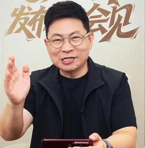华为红枫镜头没必要？友商高管：必要性不大！去年华为Mate70系列首发红枫镜头