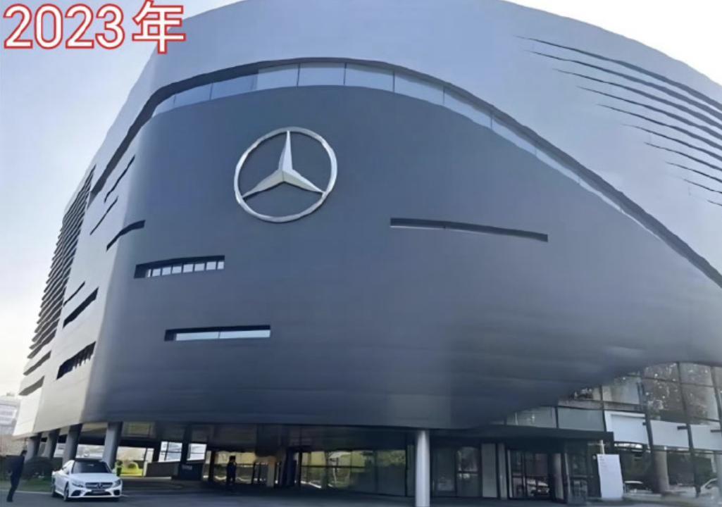 长沙最大的奔驰4S店关闭如今也开始改卖问界[滑稽笑][滑稽笑]不得不说时代抛弃人的时