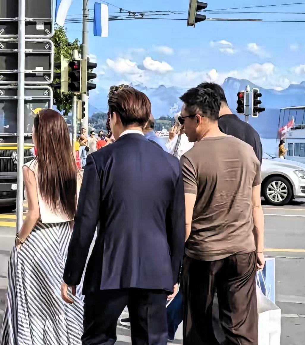 马筱梅陪同汪小菲远赴国外度假的画面流出，再次引发网友热议。论五官，她并非一眼惊鸿