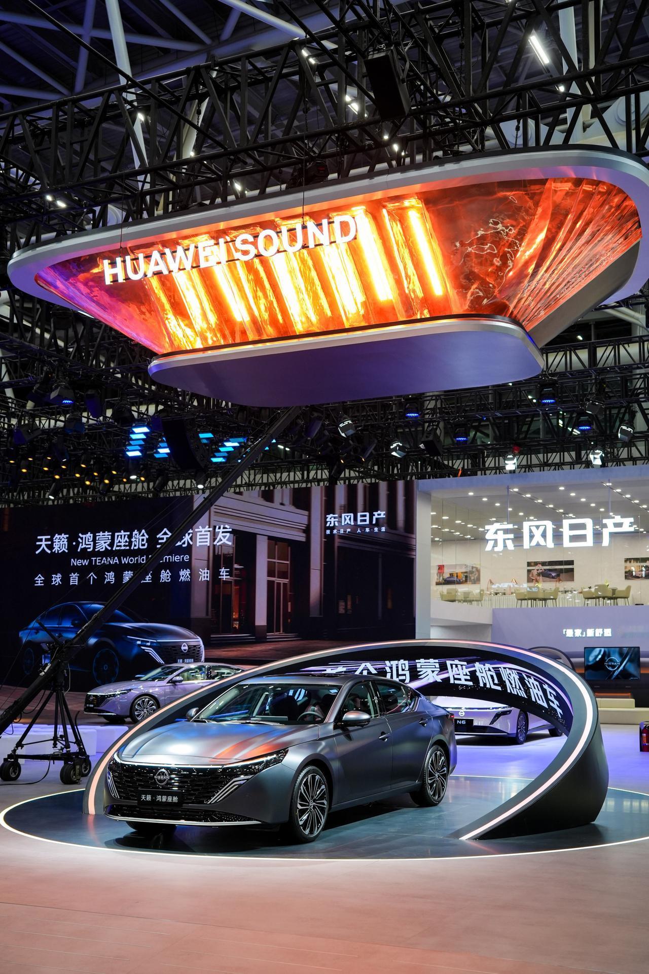 油电同智！天籁·鸿蒙座舱为B级车市场树立新标杆B级车市场向来是雅阁、凯美瑞、迈