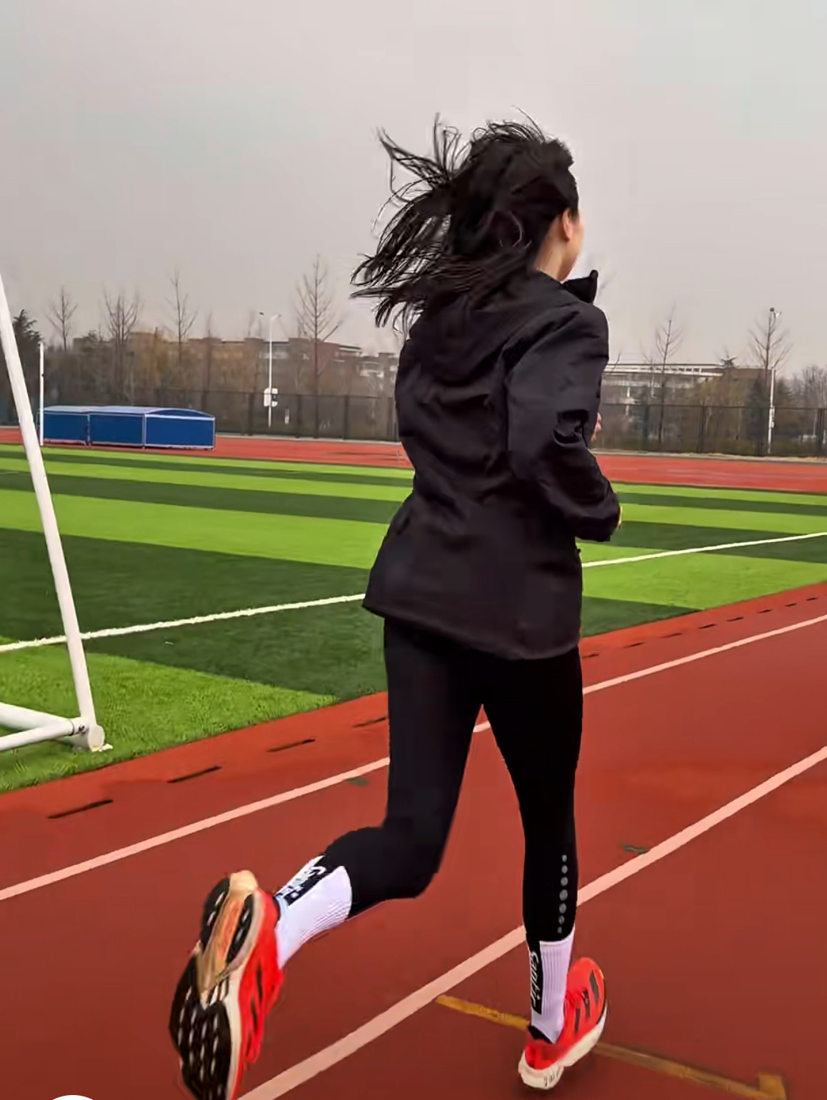 开学焕个新人设跑步真的是开学焦虑的“天然解药”，比吃啥都管用，还清爽、不胖、立