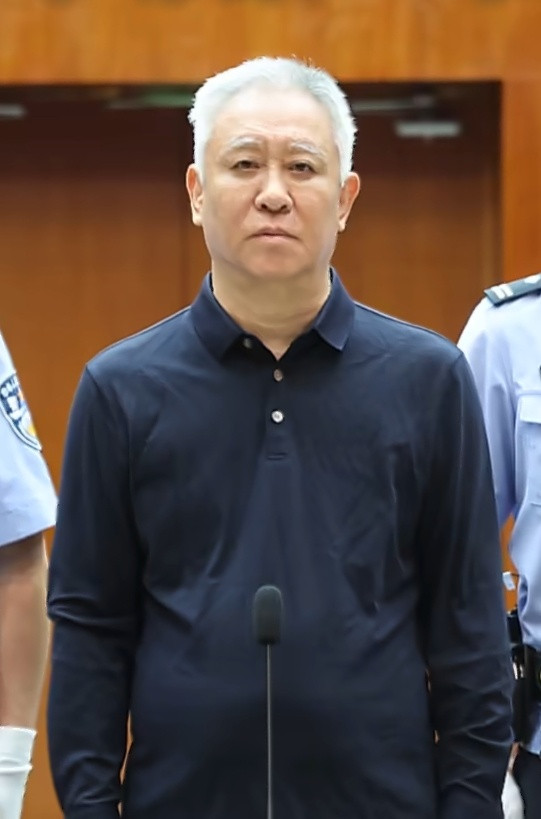 第一眼都没认出来这是许家印，和当年广州恒大亚冠夺冠那会儿判若两人许家印一审被判无