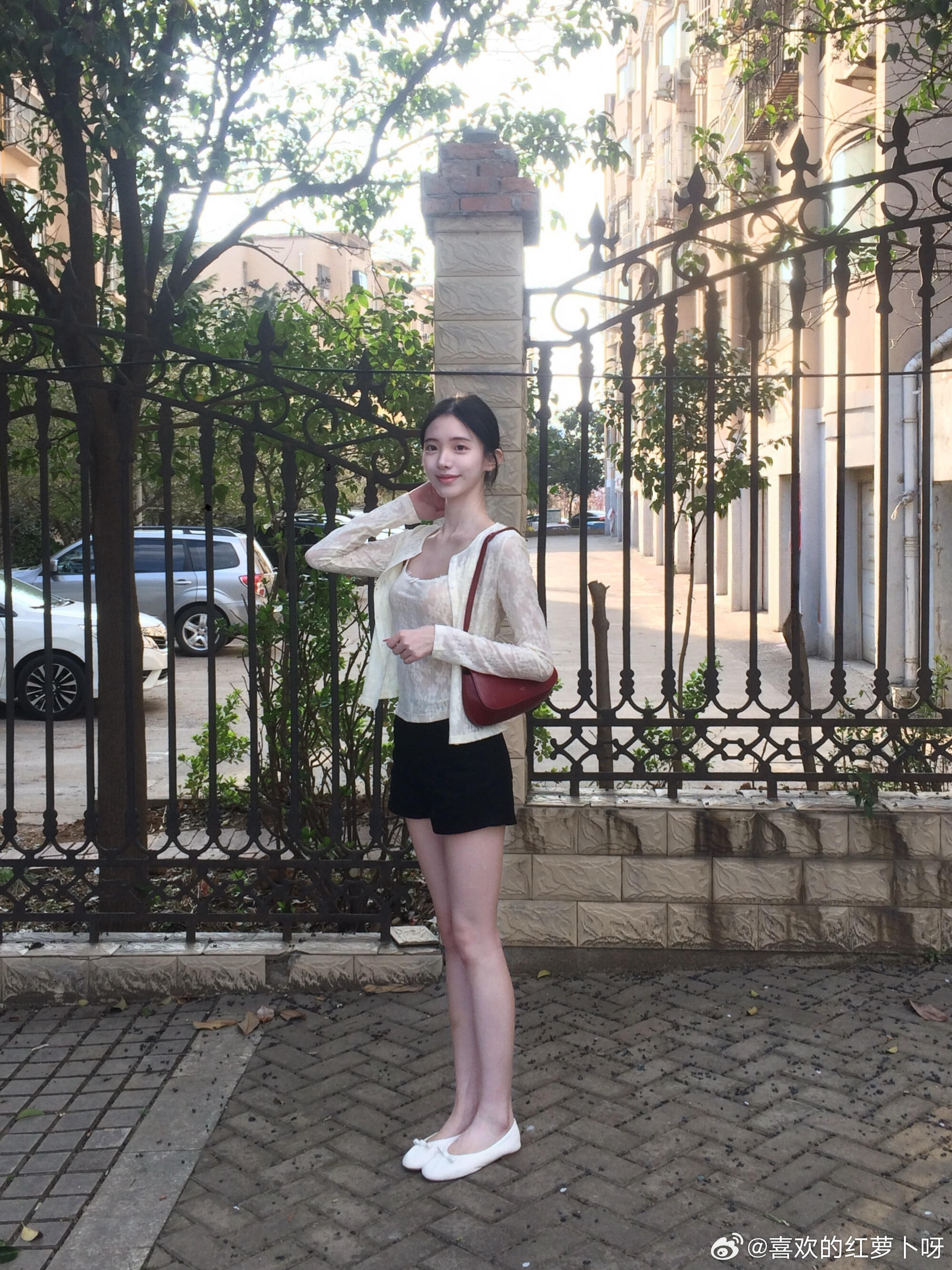 身材纤细，甜美可爱~