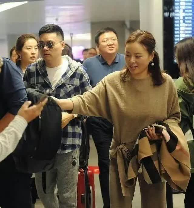 丁俊晖真娶到宝了！富二代妻子气质不输潘晓婷，穿套装美如贵妇一样！
