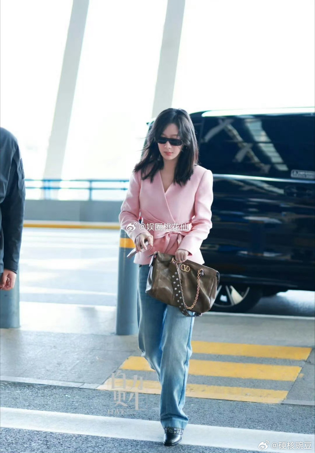 哎呀妈呀，打开微博给我看这个华伦天奴的衣服真是越来越土，这粉色大蝴蝶结衣服，就