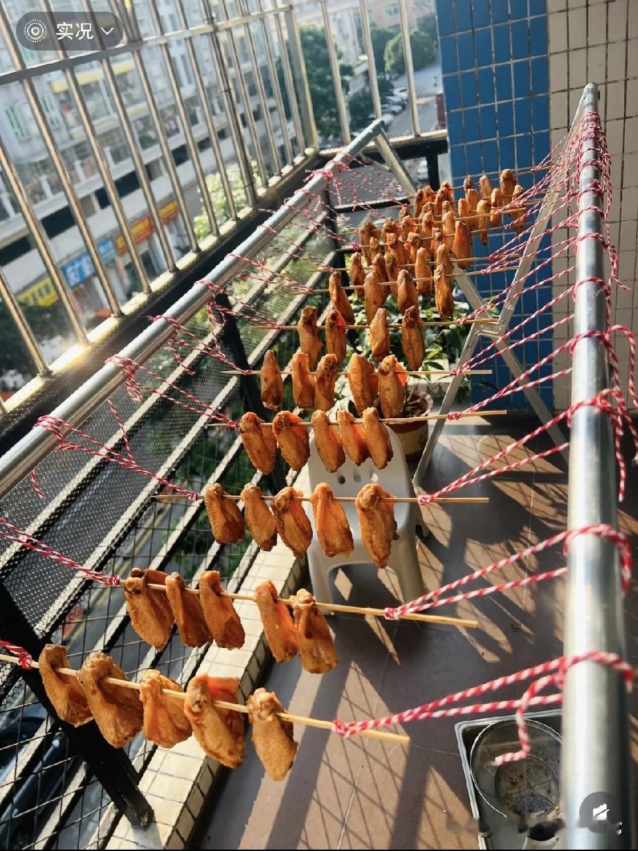 阳台晒鸡翅被邻居围观了！今早把阳台改成“风干鸡翅流水线”，30根竹签串满鸡翅