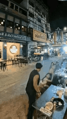 如果不是亲眼所见，真是万万不敢相信。夜市上，一个身强力壮的黑衣男子，竟然得寸进