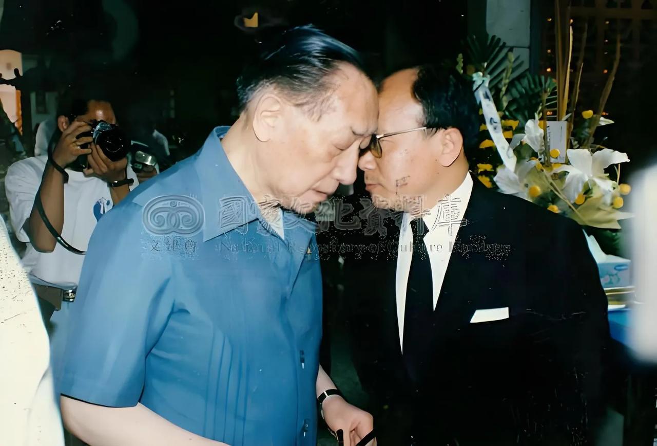 1991年，章孝慈和叔叔蒋纬国，参加会议的间隙，正在交头接耳的说话，一张罕见的合